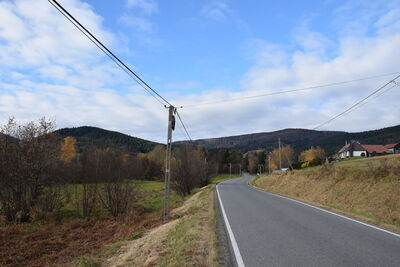 od lewej Świerczek 734m; od prawej Łopień 961m