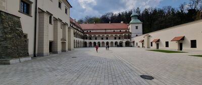 Sucha Beskidzka, ul. Zamkowa ↔ Jasień, kaplica konfederatów Barskich [Dziedziniec Zamku w Suchej Beskidzkiej]