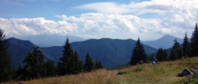 Sedlo Medzirozsutce [po lewej Tatry, na pierwszym planie Mała Fatra, po prawej Góry Choczańskie]