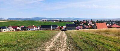 Pri Tomášovskom výhľade ↔ Spišské Tomášovce [Widok ze szlaku na "parking" oraz Spišské Tomášovce]