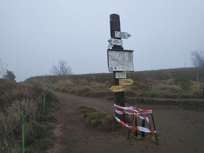 Szlakowskaz, w lewo na Pszczeliny, prosto na Muczne a w prawo na Bukowe