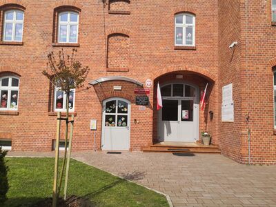Szkoła w Raszczycach, tablica na stulecie
