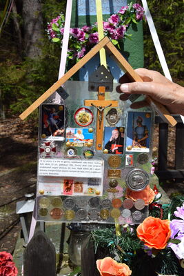 Nowa tablica na Groniku z ręką jej autora 88 letniego mieszkańca okolic