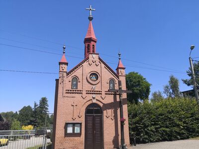 Odnowiona kapliczka datowana 1905