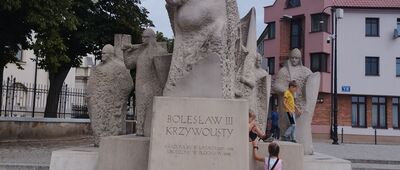 Płock ↔ Płock, ul. Stefana Okrzei [Pomnik Bolesława Krzywoustego na skwerze przy kościele św. Batłomieja]