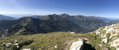 Ciemniak [od lewej: Tomanowy Wierch, Smreczyński Wierch, Kamienista, Bystra i Starobociański Wierch, w tle Niżne Tatry]
