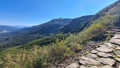 Widok na Diablak przez Piarzysty Żleb