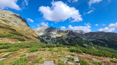 Widok z nad Vazecka dolina w kierunku masywu Hruby vrch, Ostra, Sedielkova kopa
