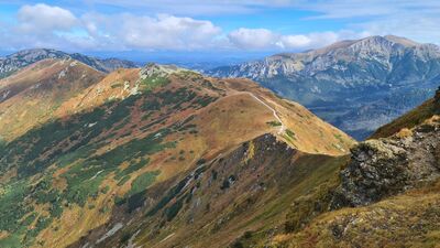 Widok na zielony szlak i Ornak oraz Zadni Ornak