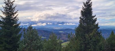 Panorama Tatr z niebieskiego szlaku w okolicy Durbaszki