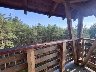 Wieża widokowa z widokiem na Jezioro Chłop