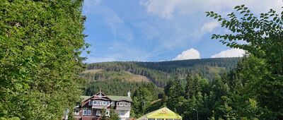 Pec pod Sněžkou, k lanovce ↔ Pec pod Sněžkou, Slunečná