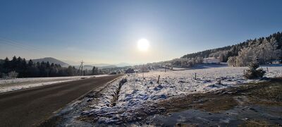 Widok z zielonego szlaku na skrzyżowaniu na Przełęczy E. Rydza-Śmigłego w kierunku darmowego parkingu przy drodze