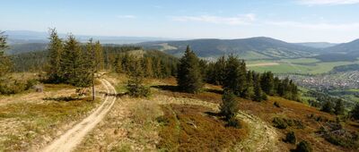 Sedlo Prieková ↔ Mních [Machy. Widok z wieży pod szczytem w kierunku Mnicha. Po prawej w głebi Skoruszyna w dole po prawej widoczny Zuberec.]