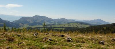 Kopec ↔ Sedlo Prieková [Szlak Machy - Kopec. Widok na Góry Choczańskie. Po prawej Wielki Chocz.]