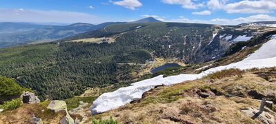 Widok na Śnieżkę, Mały Staw, Samotnię oraz Strzechę Akademicką z okolic Kopy nad Moreną