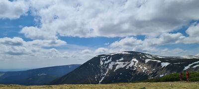 Widok na Stiudnicna hora i Krakonosova zahrodka spod Domu Śląskiego