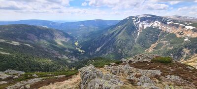 Widok na dolinę Upa z pierwszego punktu widokowego przy schodach na Śnieżkę