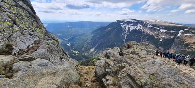 Widok na Studnicka hora z drugiego punktu widokowego przy schodach na Śnieżkę