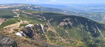 Widok ze Śnieżki w kierunku Kopa 1377 m n.p.m. W dole Dom Śląski