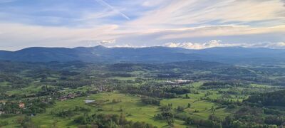 Widok z Krzyżnej Góry na Karkonosze