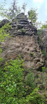 Ścianki widoczne z żółtego szlaku w Dolinie Janówki