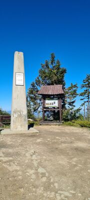 Obelisk na szczycie Turbacza 1310 m n.p.m.