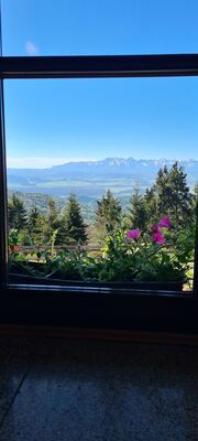 Widok na Tatry z okna Schroniska PTTK na Turbaczu