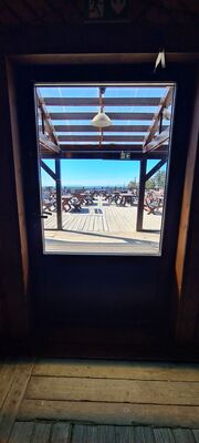 Widok przez drzwi wejściowe do Schroniska PTTK Skrzyczne