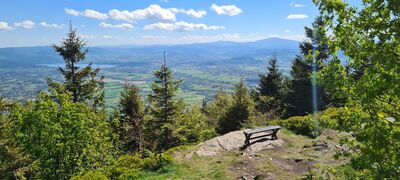 Ławka przy zielony szlaku pod Skrzyczne