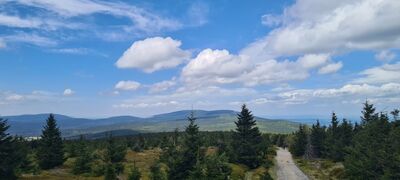 Widok spod Sinych Skałek na zachodnią część Gór Izerskich