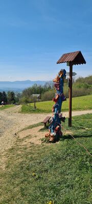 Obuwniczy totem na Przełęczy Komarnickiej