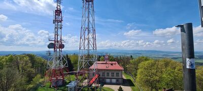 Widok na Karkonosze z wieży widokowej na Chełmcu