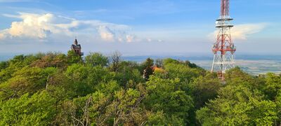 Widok z wieży widokowej na Ślężę - Kościół, Dom Turysty i wieża radiowo-telewizyjna