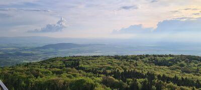 Widok z wieży widokowej na Ślęży w kierunku Karkonoszy