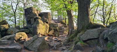 Zbójnickie Skały przy wieży widokowej na Ślęży