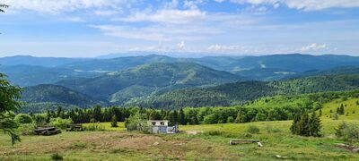 Widok na Tatry z Polany Stumorgowej (z budowanym budynkiem gospodarczym (sic!) w środku kadru)