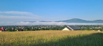 Widok na Skrzyczne z ul. Turystycznej w Łodygowicach (czerwony szlak)