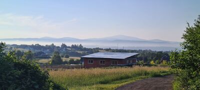 Widok na Skrzyczne z ul. Pod Groniem w Łodygowiach (czerwony szlak)
