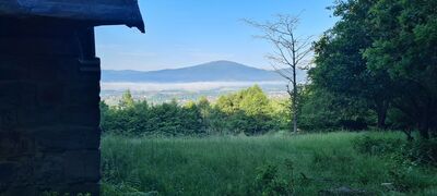 Widok na Skrzyczne spod ostatniego domu przy czerwonym szlaku na Przełęcz pod Czuplem