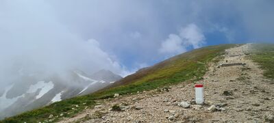 Podejście pod Rakoń - w tle zaczyna majaczyć Wołowiec