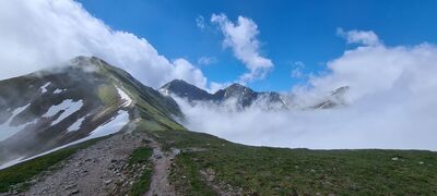 Niebiesko-zielony szlak pod Rakoniem w kierunku Wołowca