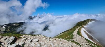 Widok na Rakoń i zamgloną Rohacską Dolinę z podejścia na Wołowiec