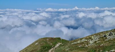 Chmury nad Pogórzami Przedtatrzańskimi widziane z podejścia na Wołowiec