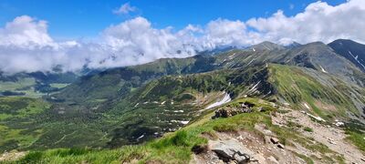 Widok na Wyżnię Chochołowską oraz kolejne szczyty wzdłuż czerwonego szlaku z Wołowca