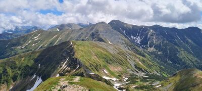 Widok na Łopatę, Jarząbczy Wierch, Kończysty Wierch i Starorobociański Wierch z Wołowca. Na prawo Raczkowa Czuba i kolejne słowackie szczyty Otargańców