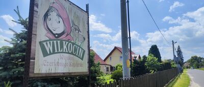 Wilkocin, droga wojewódzka [Wilkocin, początek szlaku przy przystanku]