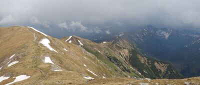 Krzesanica ↔ Małołączniak [Tatry. Widok z Krzesanicy na Małołączniak, Kopę Kondracką, Goryczkową Czubę, Kasprowy Wierch i Świnicę.]