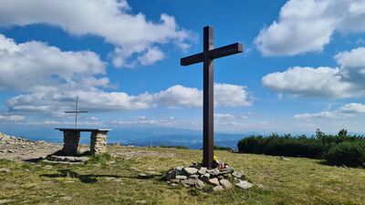 Ołtarz i krzyż na szczycie Pilsko