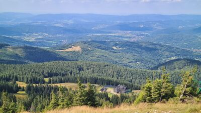 W dole Schronisko PTTK Na Hali Miziowej